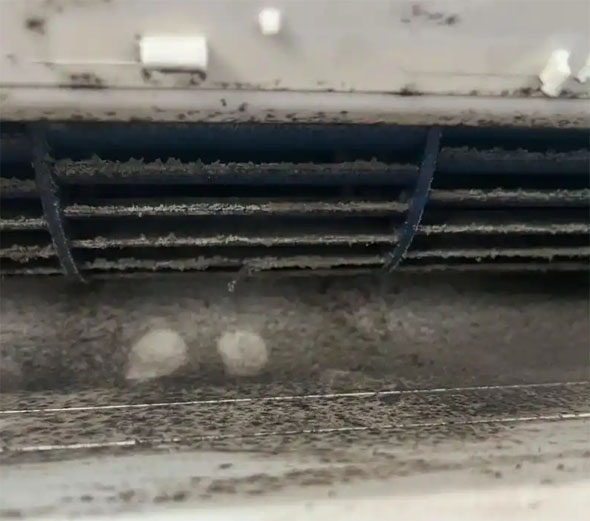 武汉市空调吹的风有股烧焦味是怎么回事